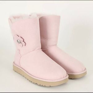 Size 5 girl UGG style number 1092294